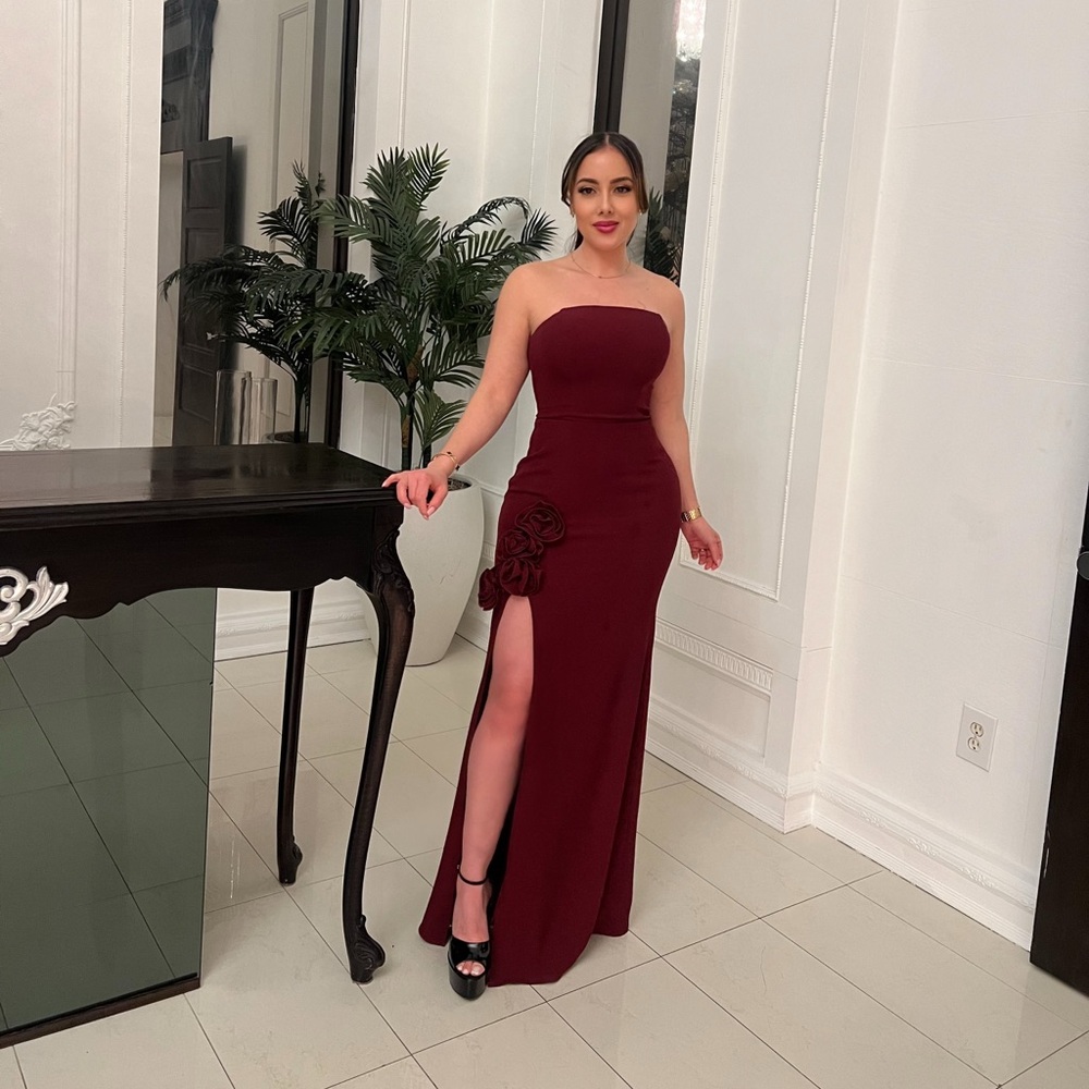 Elegant Burgundy Strapless Evening Gown